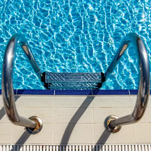 Escaleras de acero inoxidable en borde de piscina, imagen de categor&iacute;a accesorios